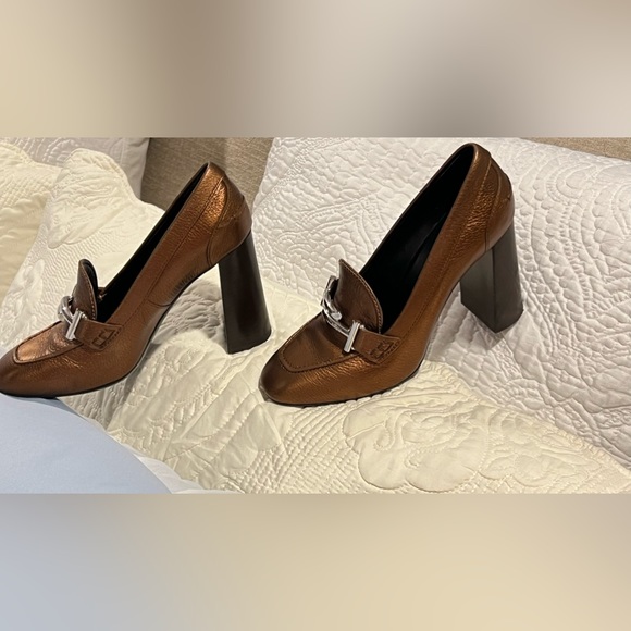 Tod's👠🔥
Tod's Metallic Bronze Leather Gomma Maxi Double T Court Loafer Pumps - Picture 8 of 17